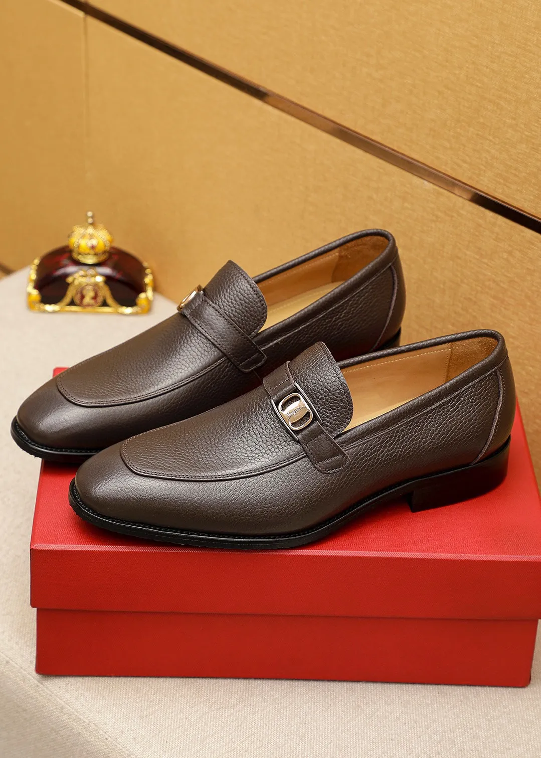 Men's shoes 💰460 💐 Product trademark: Ferragamo "Ferragamo" casual leather shoes Regular size: 38-44 (45.46🉑️customized) Product materials: Selected imported first-layer pebbled cowhide leather upper + luxury hardware buckle, imported water-dyed cowhide leather lining. Strong three-dimensional visual effect, original outsole color: 2 colors available